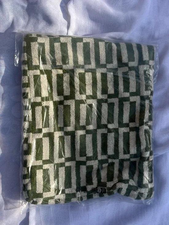 Great Indoors Green and Cream Geometric Towel Bag - Picture 2 of 2